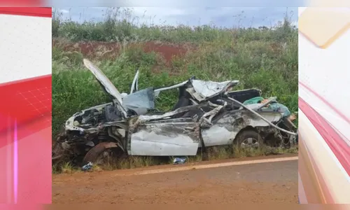 Idoso morre após ser ejetado de carro que bateu em caminhão no Paraná