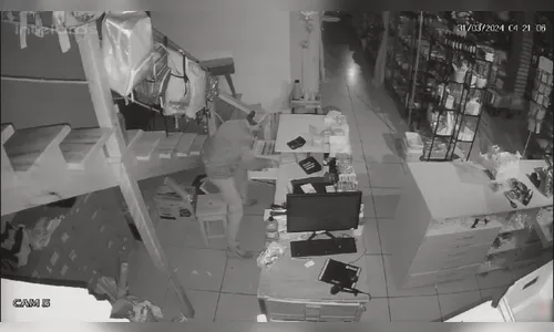 Vídeo mostra homem furtando loja de presentes em Borrazópolis