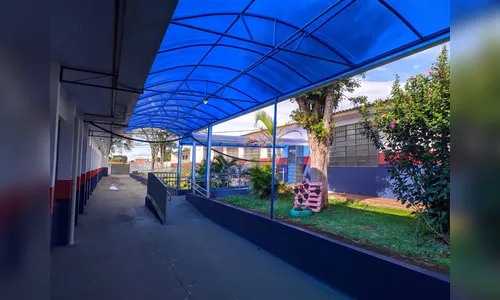 Alunos apedrejam janelas de escola e xingam professora em Apucarana