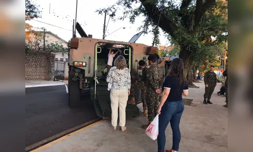 Praça 28 de Janeiro recebe exposição do Exército