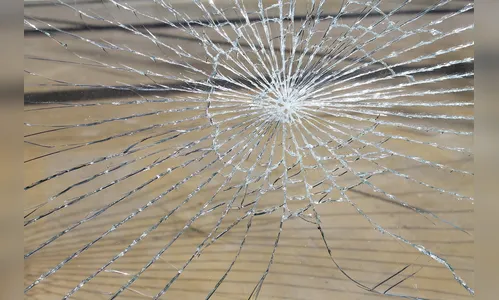 Farmácia tem vidraça quebrada e é furtada em Apucarana