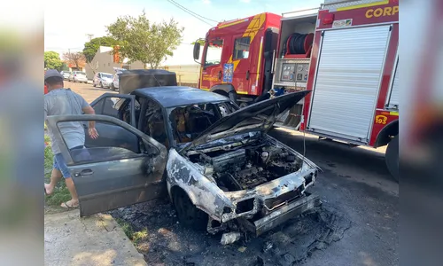 Fiat Tempra pega fogo e fica completamente destruído em Apucarana