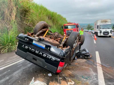 Homem fica ferido após Chevrolet S10 capotar na PR-444