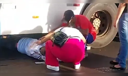 Idoso fica em estado grave após ser atropelado por ônibus