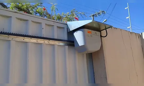 Ladrões tiram portão dos trilhos e furtam residência em Arapongas