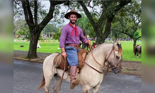 Matteus é recebido com a ‘maior linguiça do mundo’ no RS