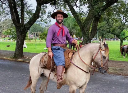 Matteus é recebido com a ‘maior linguiça do mundo’ no RS