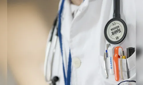 Médico bêbado pula janela e foge de plantão em Mauá da Serra (PR)