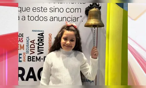 Venceu o câncer: menina de 8 anos toca sino da cura em hospital no PR