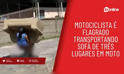 Motociclista é flagrado transportando sofá de três lugares em moto
