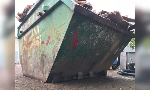 Motorista bêbado bate contra caçamba e passageiro quebra o dente