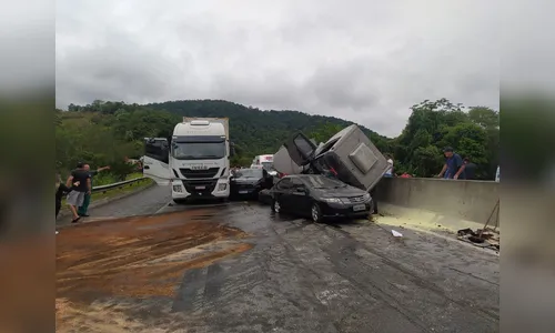 Em congestionamento, caminhão não consegue frear e bate em 3 veículos