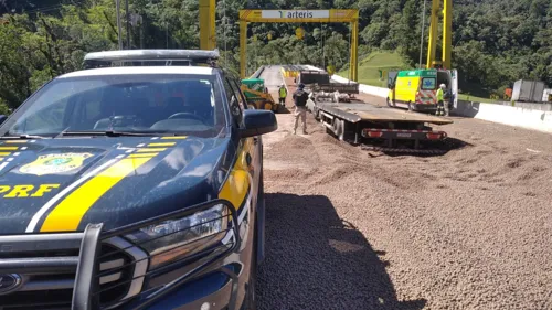 Motorista do guincho teve ferimentos e foi socorrido