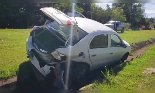 Motorista escapa por pouco de ser prensado entre carretas
