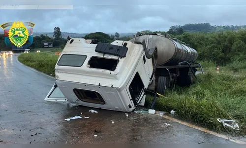 Passageira de 33 anos fica ferida após caminhão capotar em Rolândia