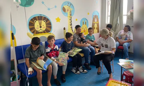 Contadoras de histórias alegram pacientes no Materno Infantil