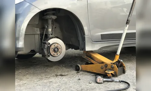 Oficina é invadida e carros de clientes são 'depenados' em Arapongas