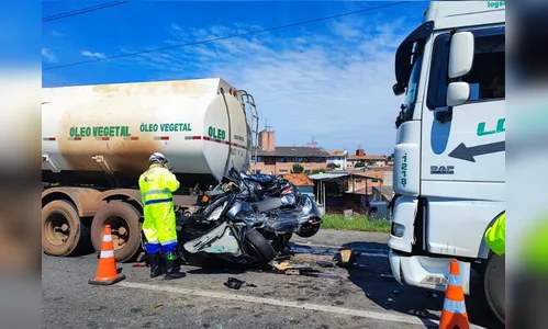 Carro fica totalmente destruído após ser prensado por caminhões no PR