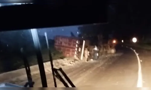 Condutor fica ferido após tombar caminhão carregado com panos de prato