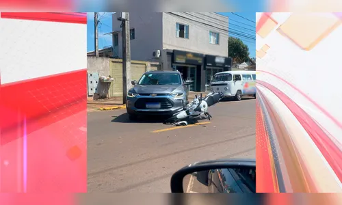 Moto para embaixo de veículo após colisão na Av. Aviação