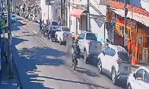 Motociclista empina moto, atropela e mata idoso de 60 anos; veja vídeo