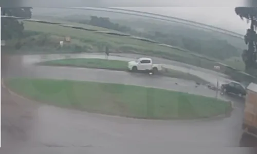 Câmera flagra colisão entre veículos em trevo da BR-369; veja vídeo
