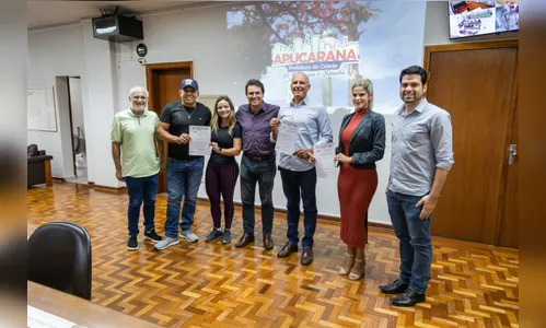 Prefeitura entrega escrituras definitivas de terrenos para empresas