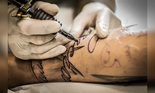 Cliente foge de estúdio de tatuagem em Maringá para não pagar a conta