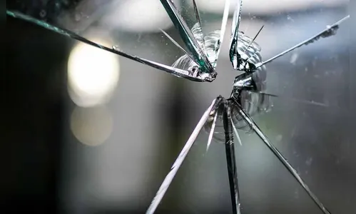 Homem arremessa pedra na janela da casa da ex-mulher em Ivaiporã