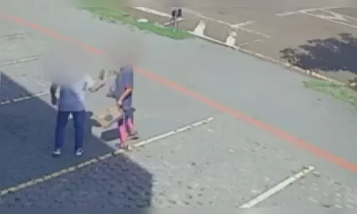 Câmara flagra homem entregando suposta bomba para funcionário de loja