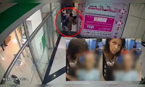 Vídeo mostra mulher levando idoso morto em cadeira de rodas ao banco
