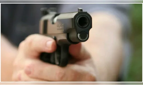 Trabalhador é rendido por ladrões armados e tem carro roubado