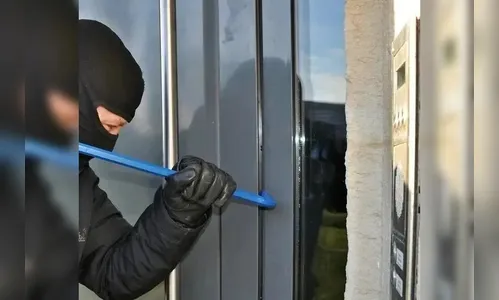 Ladrão invade casa e furta joias, tablet e celular em Jandaia do Sul