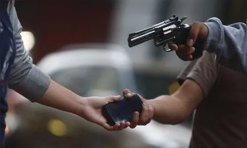 Homem é atacado por três bandidos e tem celular roubado em Apucarana