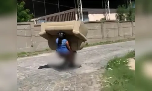 Motociclista é flagrado transportando sofá de três lugares em moto