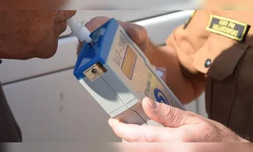 Bêbado se envolve em acidente, tenta fugir e é detido por populares