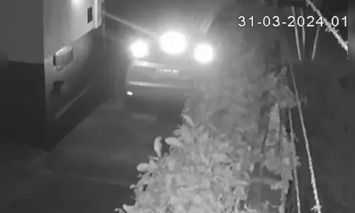 Cliente derruba portão de motel com carro e foge sem pagar; veja vídeo