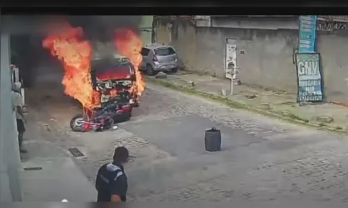 Motociclista é atropelado por Kombi em chamas; vídeo mostra flagrante