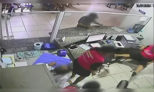 Homem se irrita com atendimento e joga escorpiões em recepcionistas