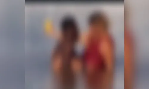 Casal é flagrado tendo relações sexuais próximo a banhistas; vídeo