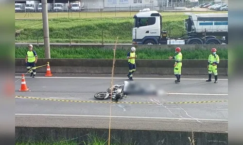 Motociclista morre após cair embaixo de caminhão baú em Curitiba