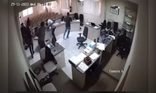 Vídeo flagra filho atirando contra assassino do pai durante júri; veja