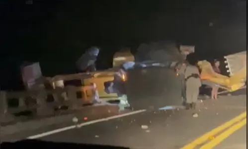 Retroescavadeira tomba em rodovia e mata criança de 10 anos