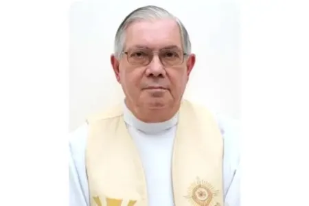 O sacerdote segue na UTI