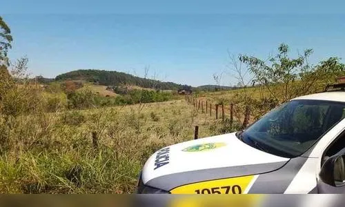 Fusca furtado é encontrado abandonado em estrada rural de Ivaiporã
