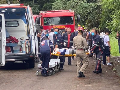 Ônibus escolar tomba com estudantes no Jardim Milani