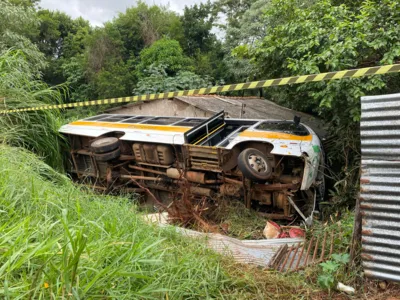 Ônibus escolar tombou no Jardim Milani