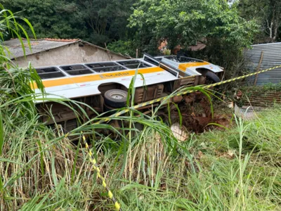 Ônibus tombou após não conseguir fazer a curva