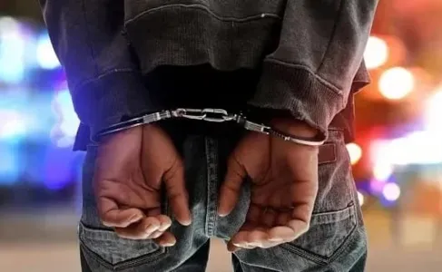 Os policiais utilizaram spray de pimenta para conter o homem