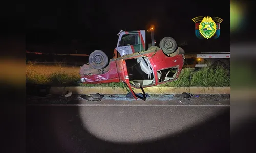Fiat Uno fica de 'cabeça para baixo' após acidente no norte do Paraná